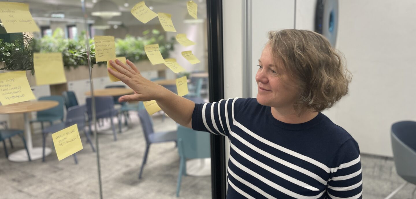 Kamila Paradowska podczas warsztatów w siedzibie NASK we Wrocławiu (2025).