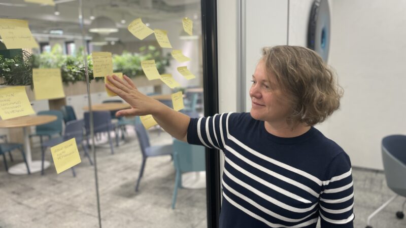 Kamila Paradowska podczas warsztatów w siedzibie NASK we Wrocławiu (2025).